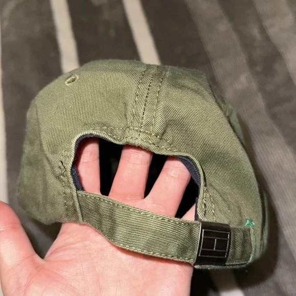 Tommy Hilfiger hat - Picture 2 of 3